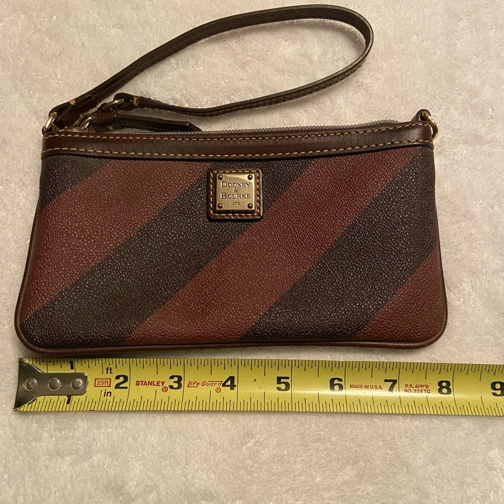 NWOT Dooney & Bourke wristlet